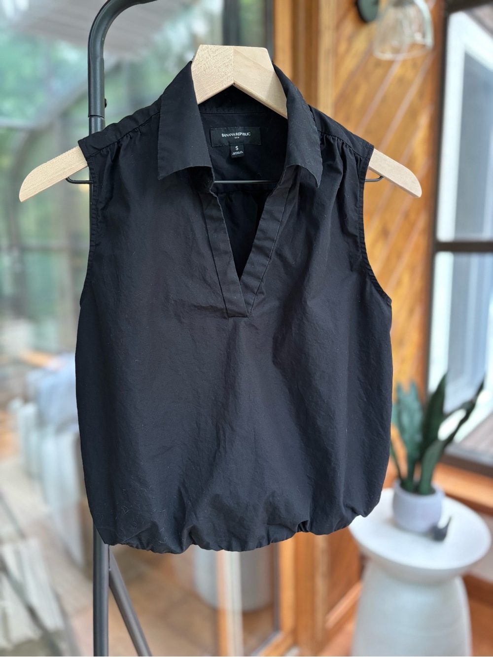 Banana Republic Black Sleeveless Collared V-Neck Top